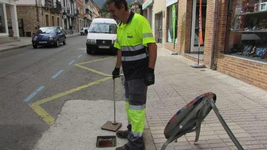 Un operario de Asturagua llevando a cabo tareas previas al inicio de la obra ayer por la mañana.