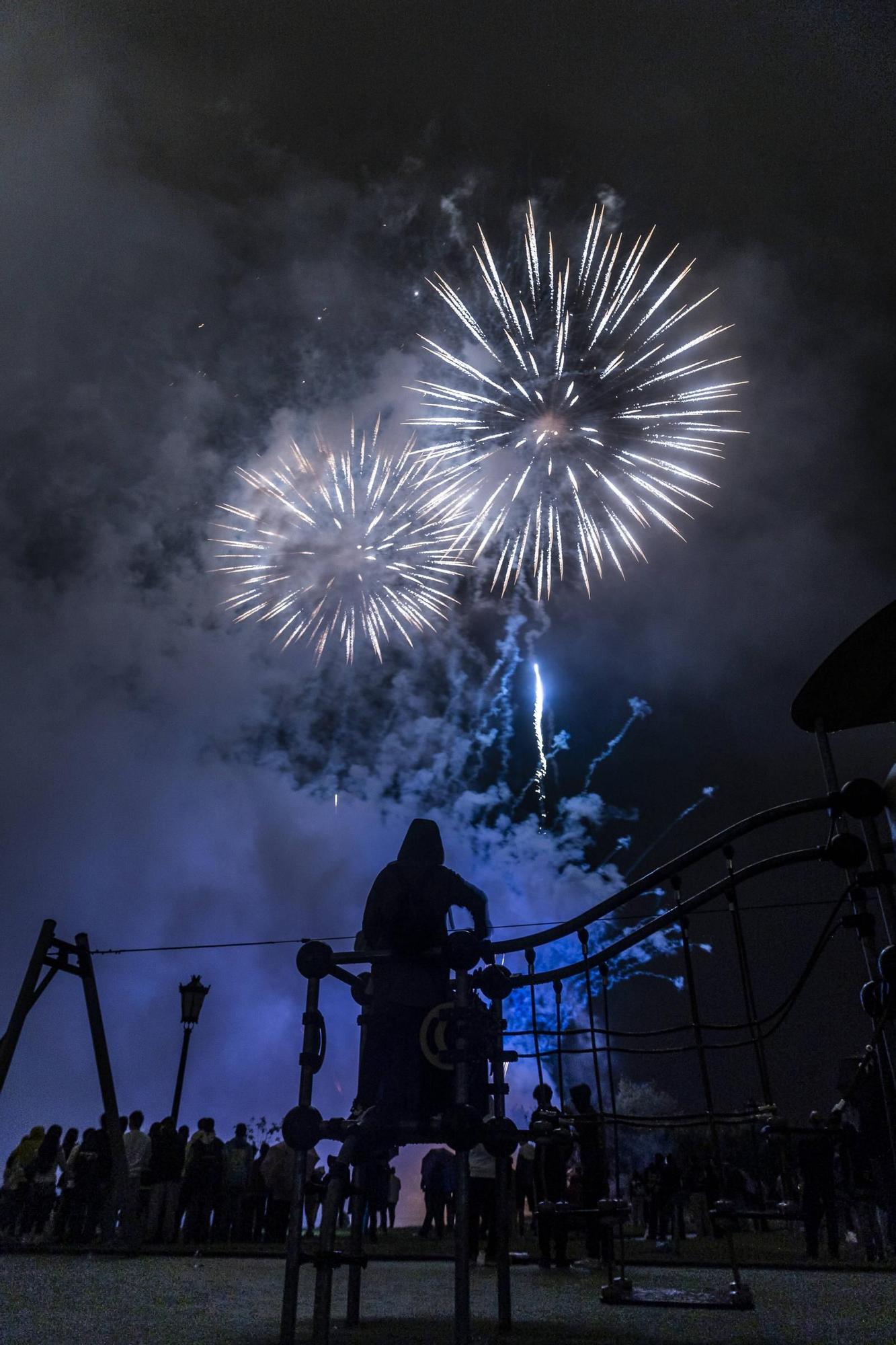 EN IMÁGENES: Así se vivieron unos fuegos de San Mateo bajo la lluvia en Oviedo