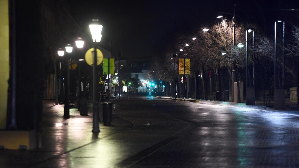 Una calle de Córdoba durante la noche.