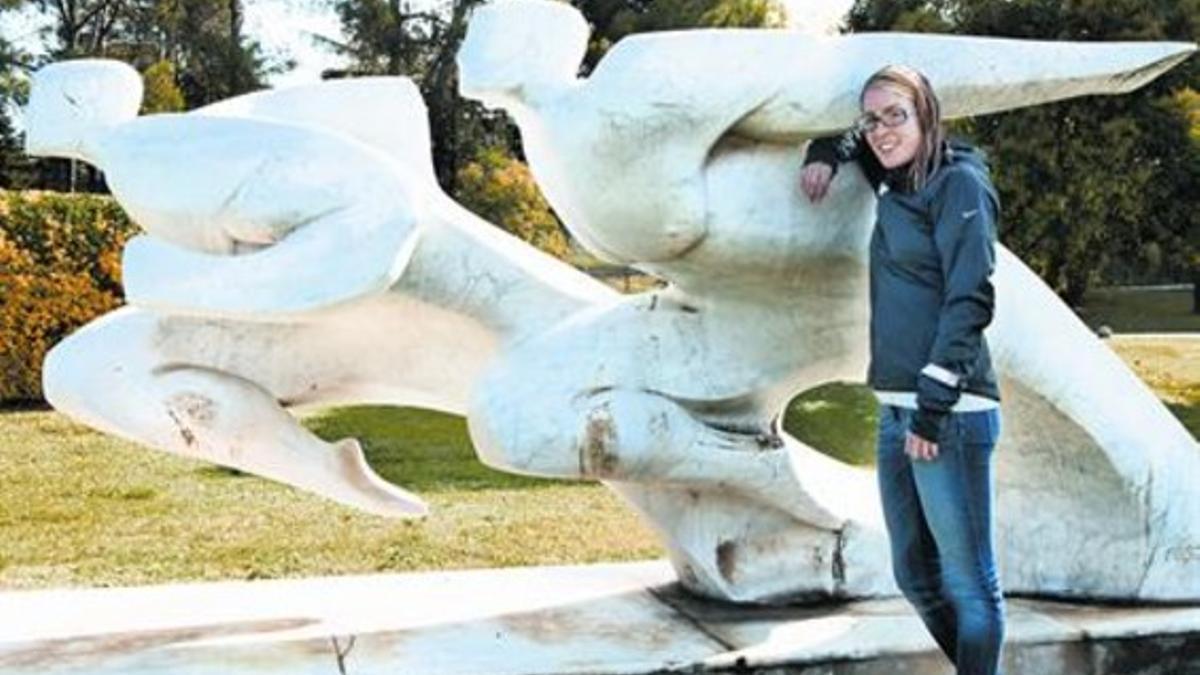 Elena Congost posa para este diario junto a una escultura, en el CAR de Sant Cugat.