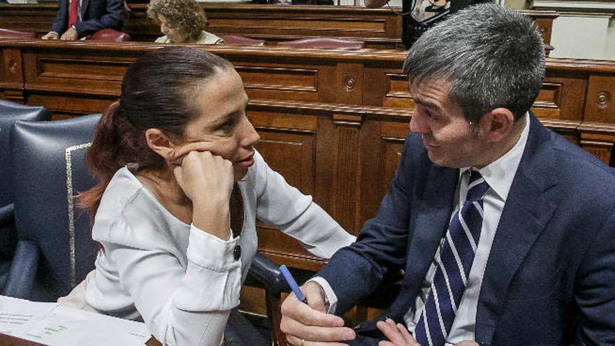 Patricia Hernández, junto a Fernando Clavijo, en el Parlamento.