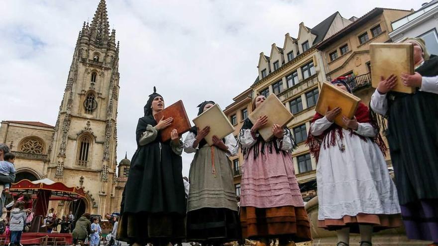 &quot;Les Pandereteres del Remediu&quot;, en el mercáu astur.