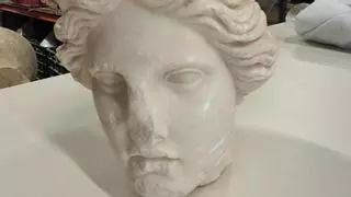 El busto romano de La Almadraba emerge como un hallazgo “excepcional” para Alicante