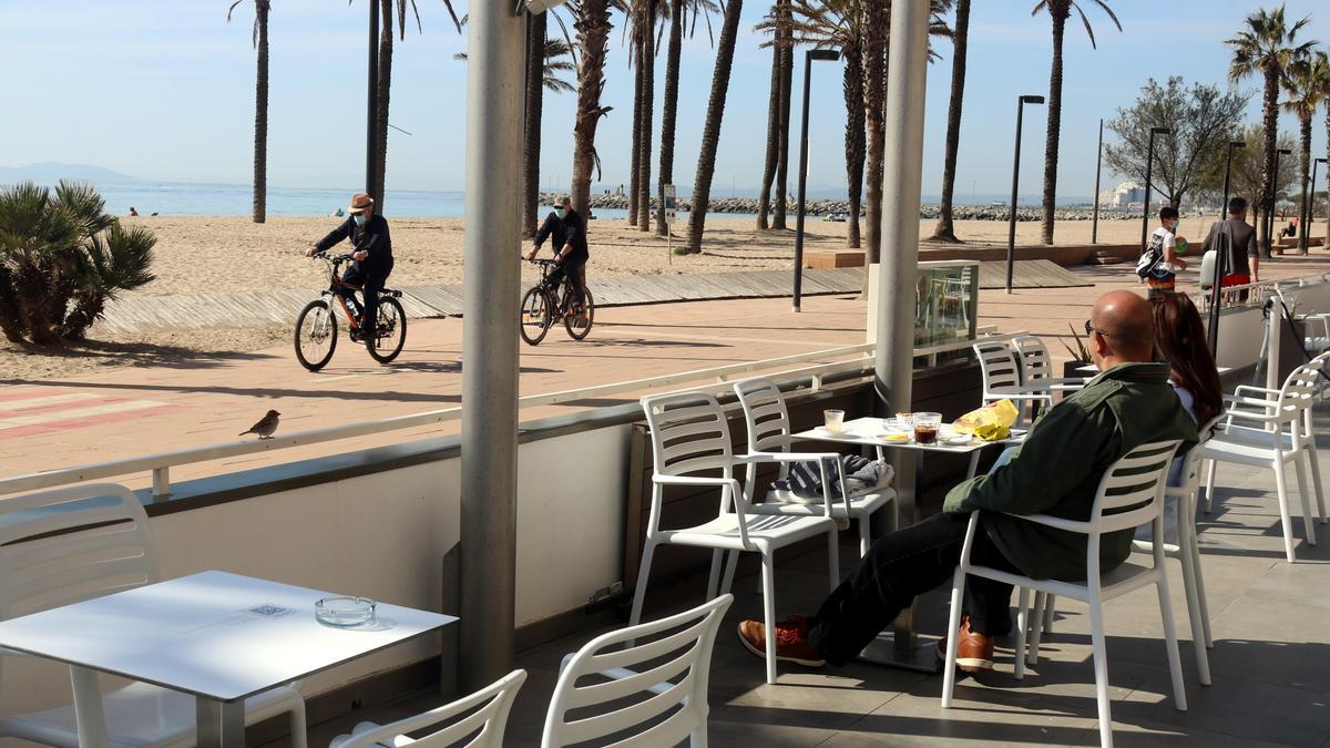 Una de les terrasses del passeig Marítim de Roses.