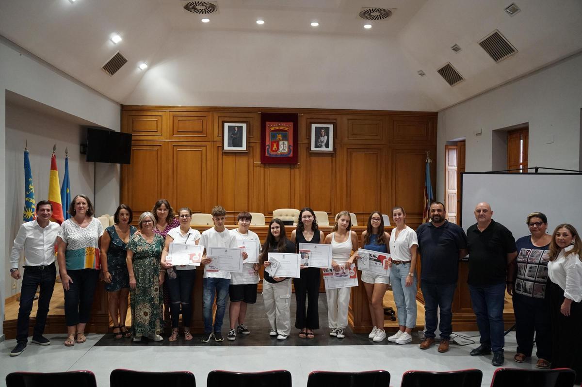 Alumnos y alumnas con sus diplomas