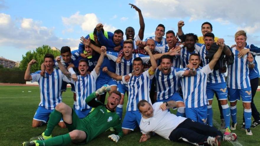 Los jugadores del Jumilla celebran la histórica  permanencia