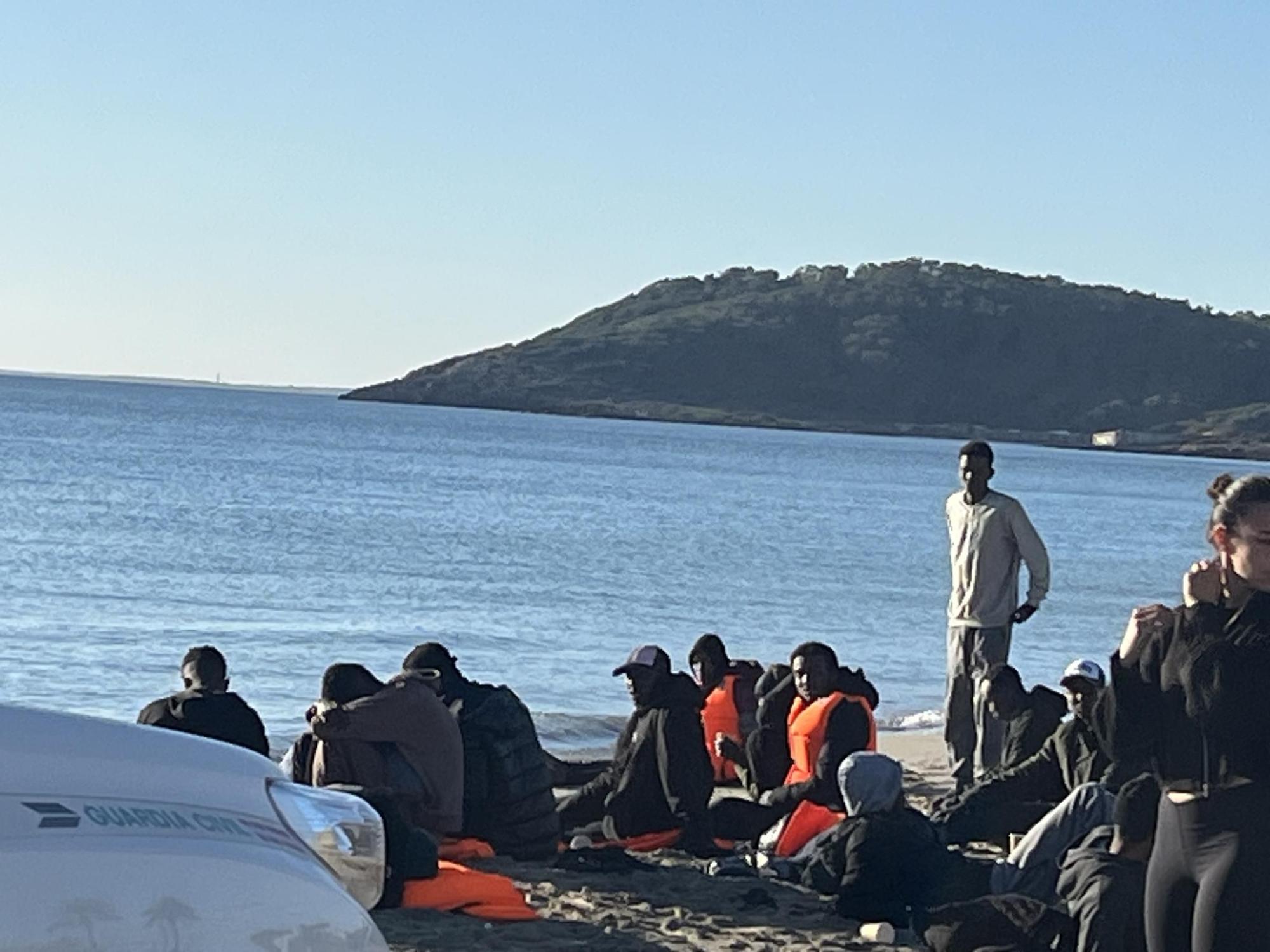 Galería: Llega una patera a Platja d'en Bossa