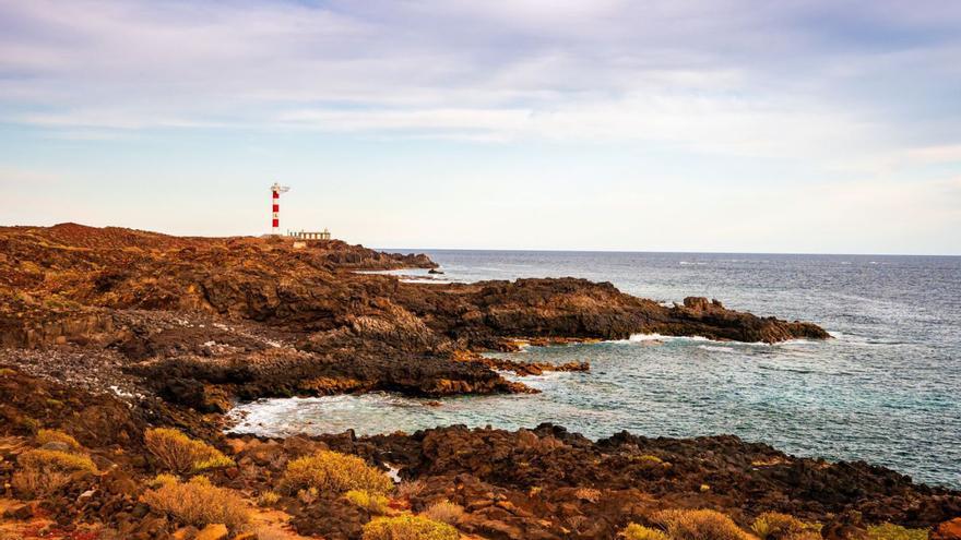 Rescatan a una mujer tras caer a una zona de rocas en la costa de Arona