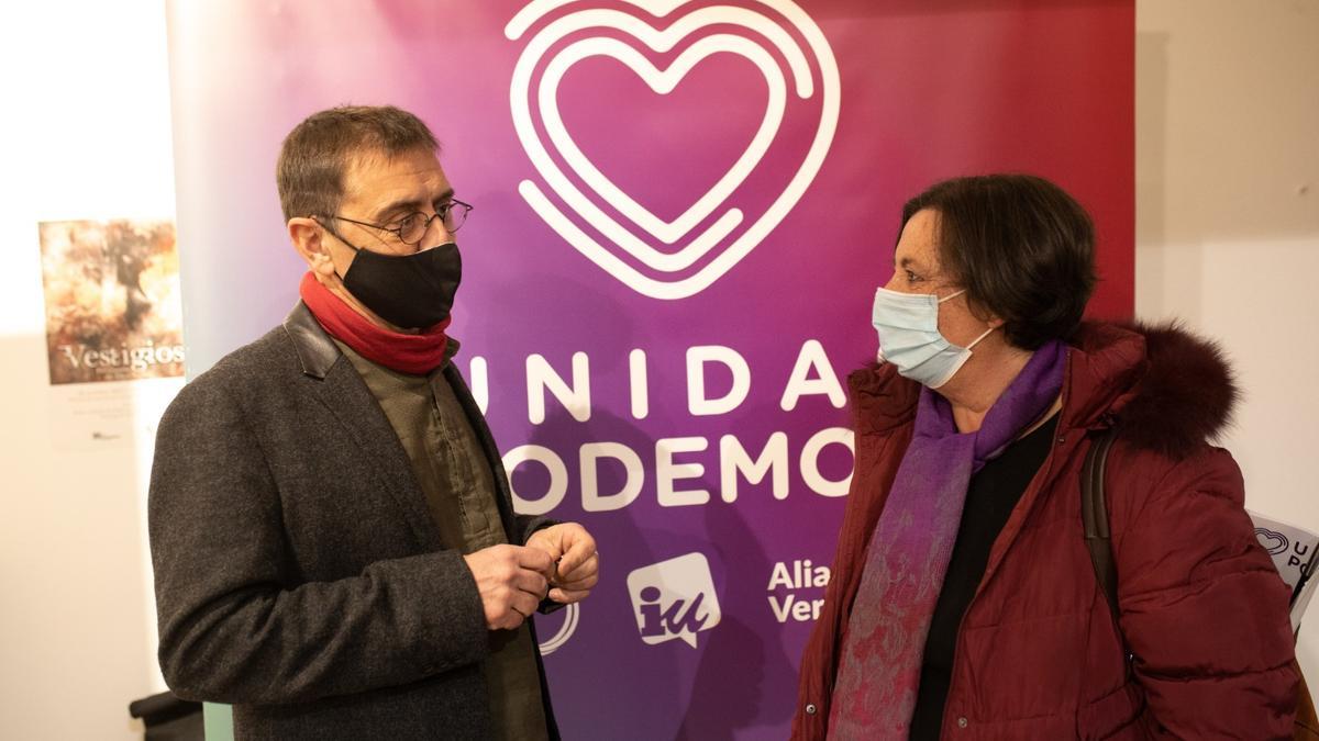 Juan Carlos Monedero junto a Isabel Reguilón minutos antes del acto.