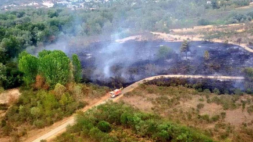 Vista del fuego de Laza en Red Natura. // Fdv