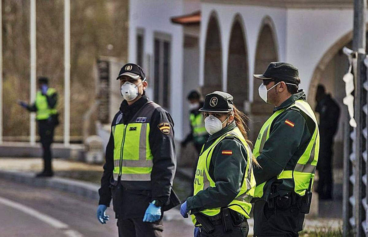 Agentes de la Guardia Civil en un control de carretera en Zamora.