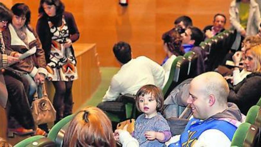 Familias de las escuelas infantiles de la red pública, ayer, reunidas en el salón de actos de Gjión-Sur.