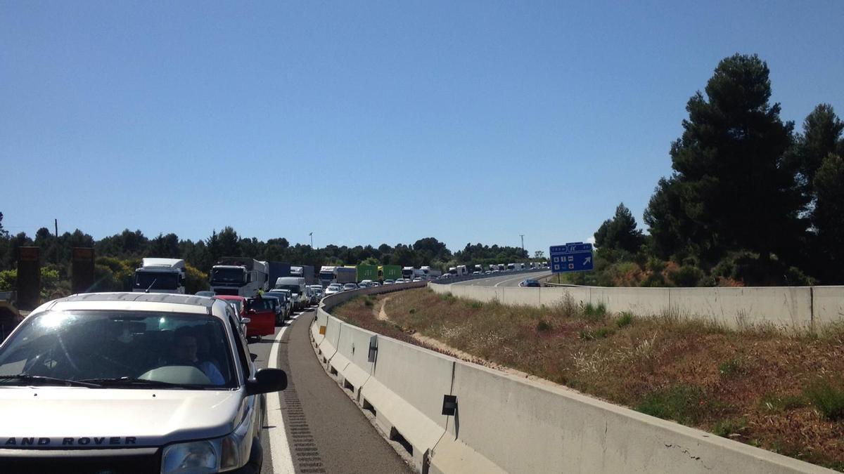 Han habilitado un carril en sentido contrario para aliviar las colas y restablecer el servicio en la autovía