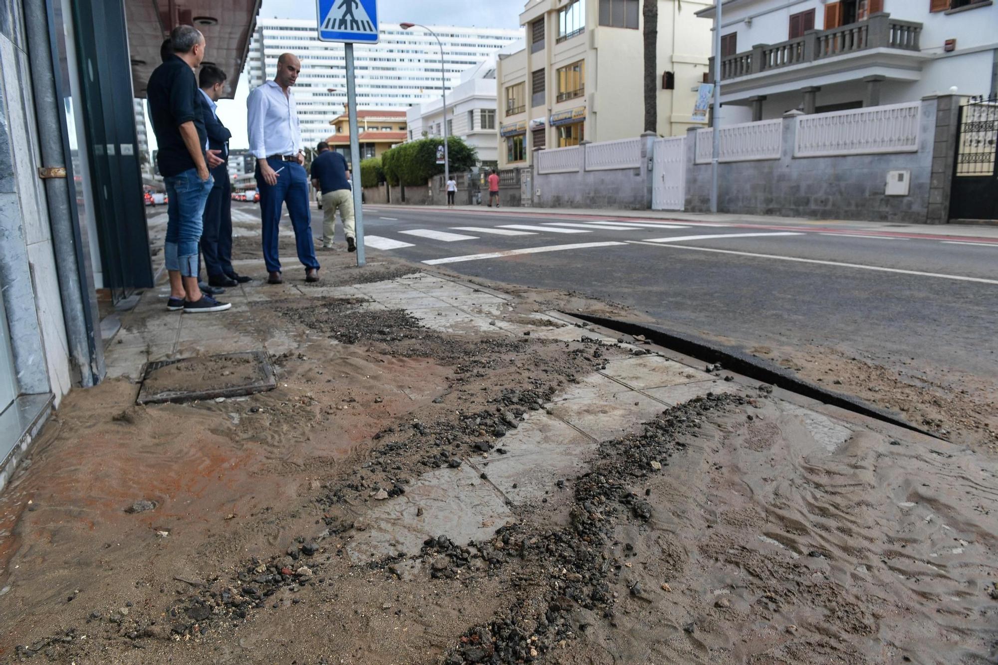 Rotura de tubería en la calle León y Castillo