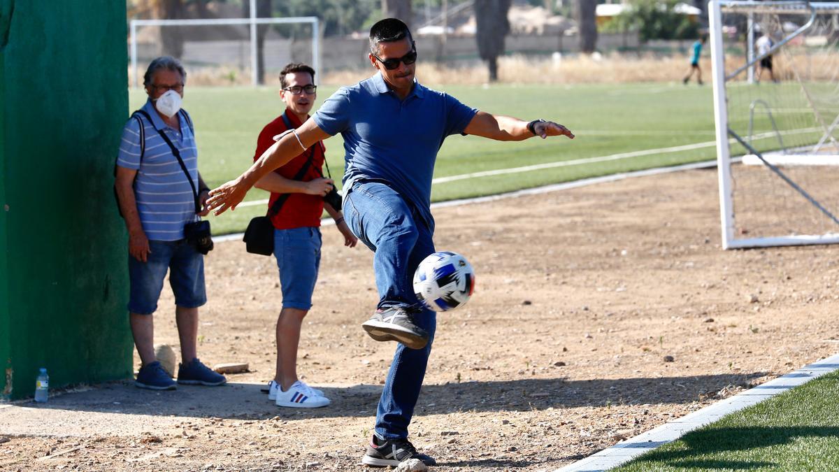Juanito golpea un balón durante un entrenamiento en la Ciudad Deportiva, la pasada temporada.
