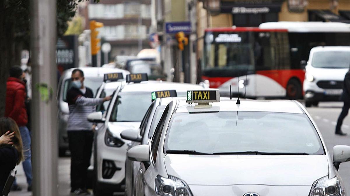 Taxis estacionados en la parada de la calle Marqués de San Esteban. | Ángel González