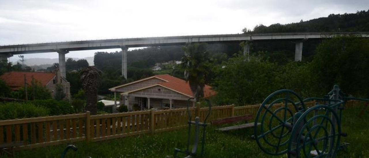 El conductor quedó sin combustible en pleno viaducto de Ameixoada.   | // G.N.