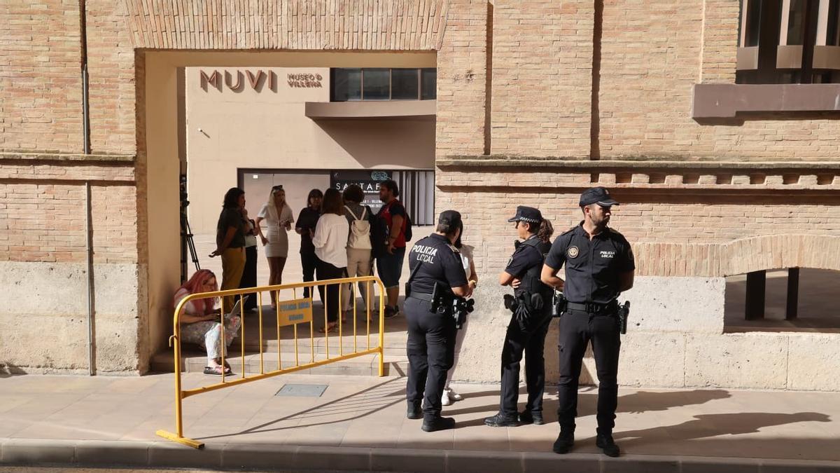 seis encapuchados con material antidisturbios que sabían a lo que iban