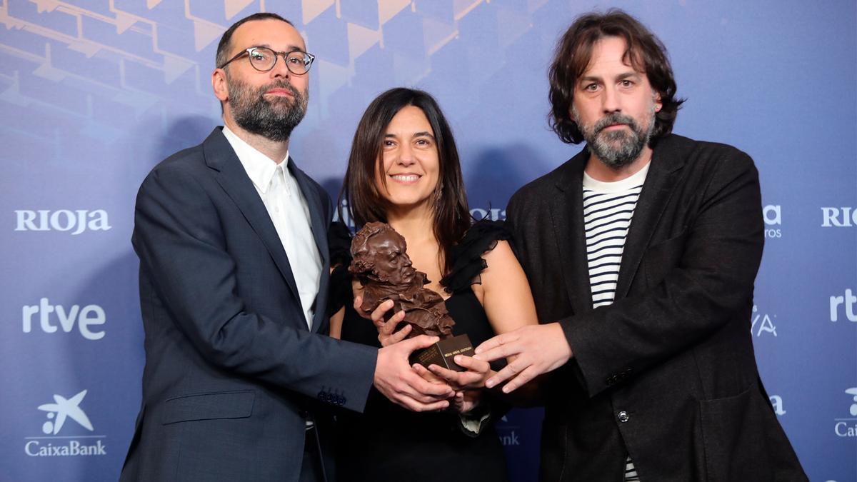 Fran Araújo, junto a Isaki Lacuesta e Isa Campos, tras recibir el Goya a Mejor Guion Adaptado en 2023 con ‘Un año, una noche’.
