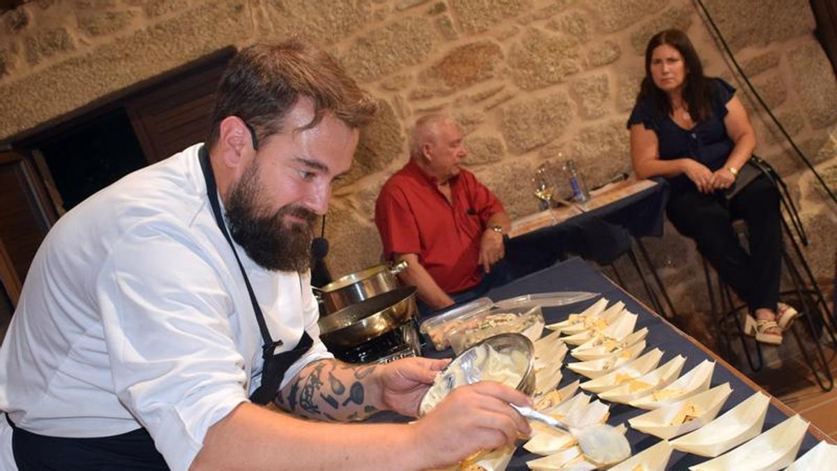 Álex Iglesias elaborando unhas tapas de anguía nunha edición anterior da festa.