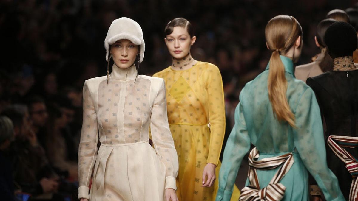 Bella y Gigi Hadid en el desfile de Fendi en la Semana de la Moda de Milán