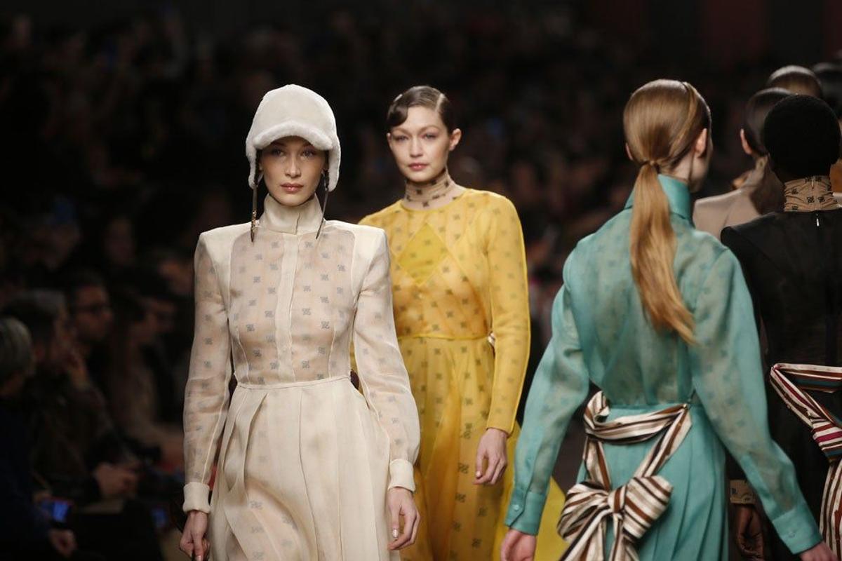 Bella y Gigi Hadid en el desfile de Fendi en la Semana de la Moda de Milán