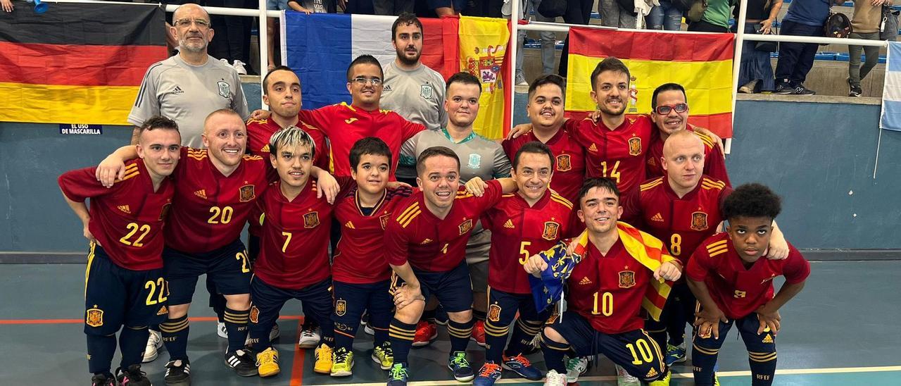 Míchel Lli, con el dorsal 7, celebra el éxito con La Roja.