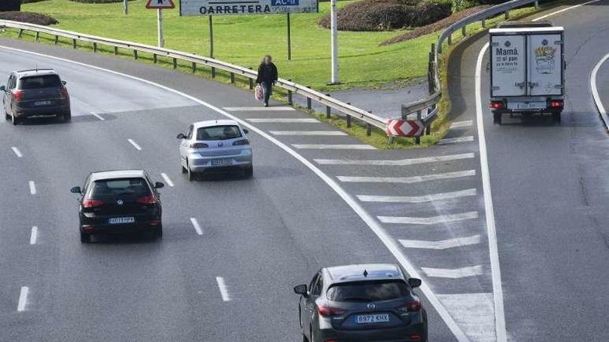 Un hombre camina fuera de la isleta protegida, en Alfonso Molina.