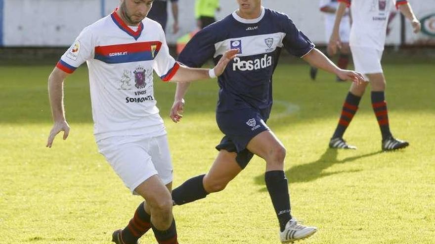 Guille Cavia, a la izquierda, ante Riky, ayer, en Miramar.