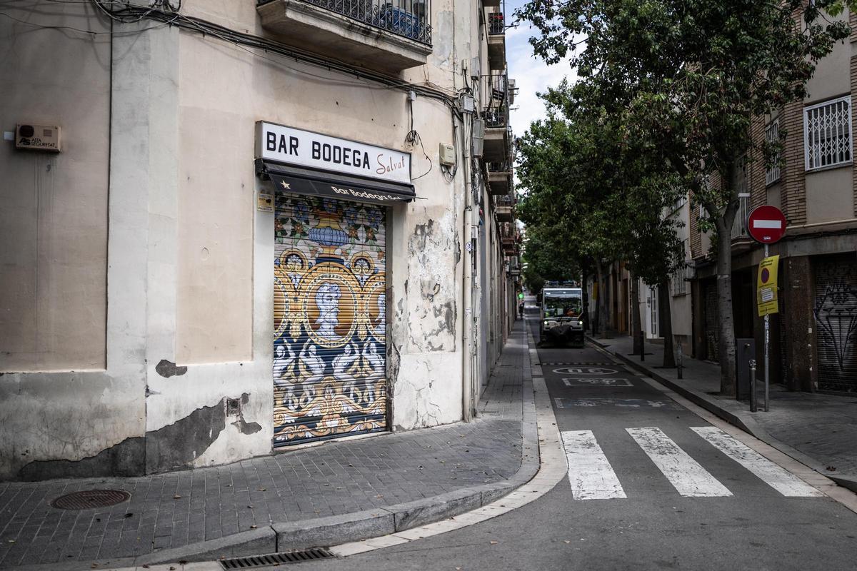 La mítica bodega Salvat de Sants cuelga el cartel de se traspasa