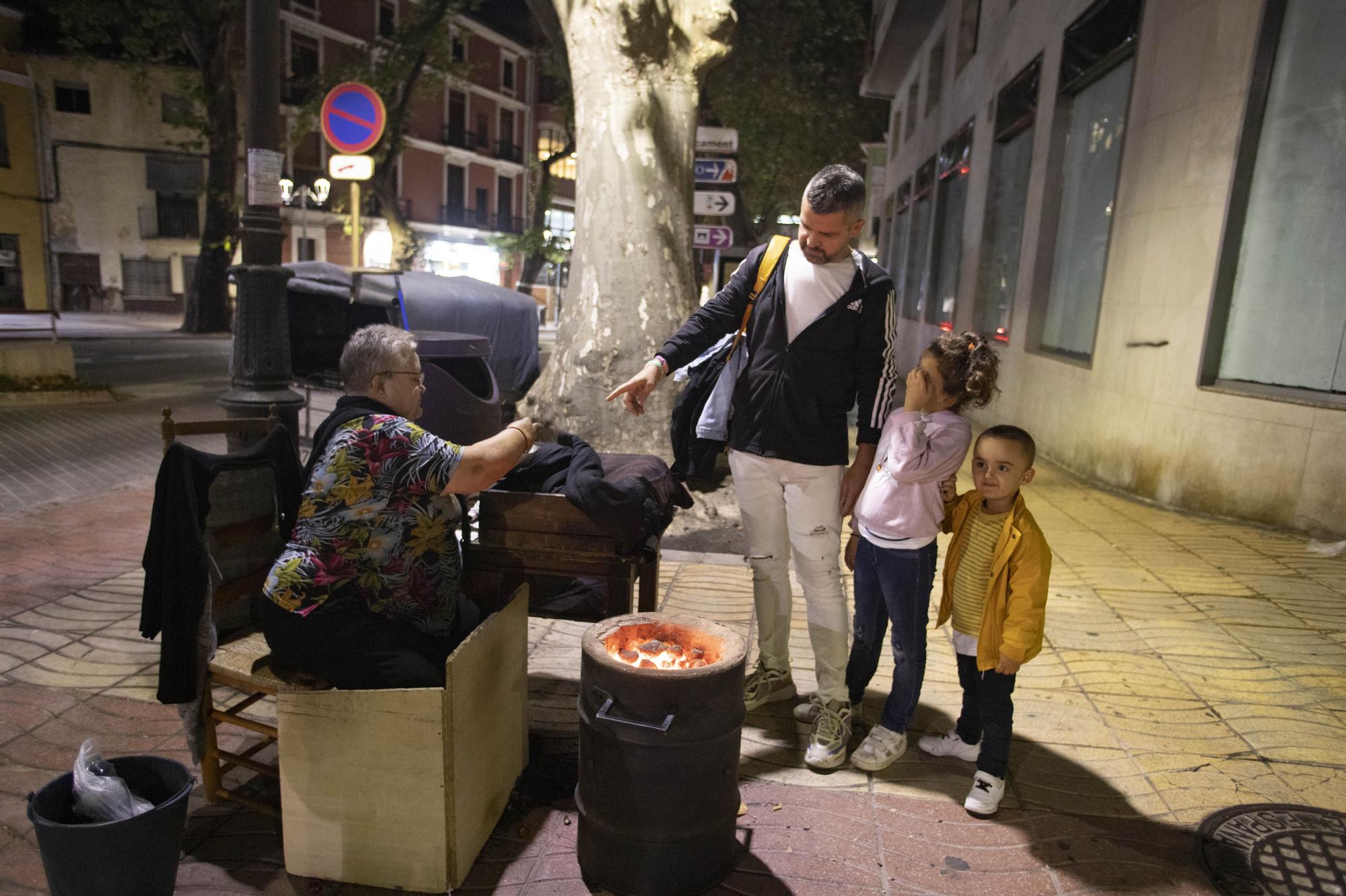 José González y Matilde Vila: la tercera generación de castañeros en Xàtiva