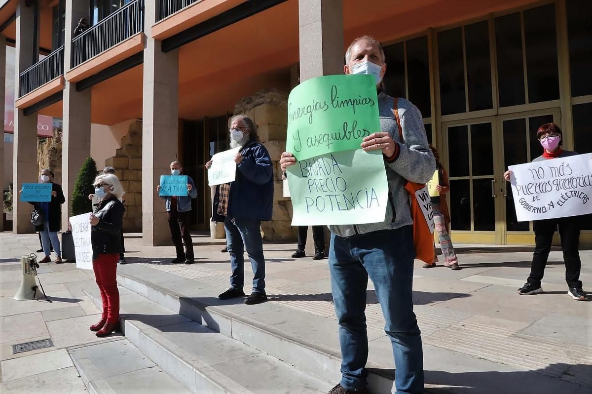 Las imágenes del pleno municipal y las protesta a la puerta del Ayuntamiento