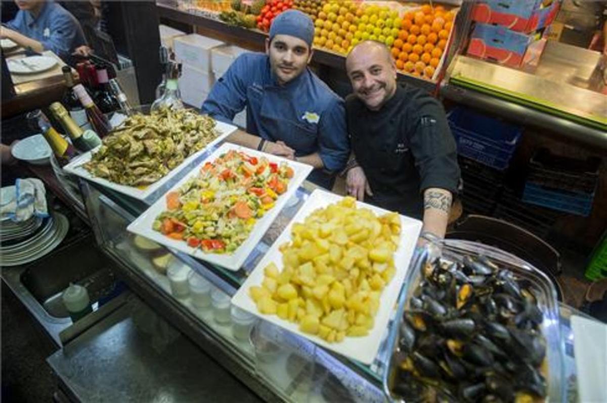 Quim Márquez con su hijo Yuri en el diminuto bar de la Boqueria. Foto: Jordi Cotrina