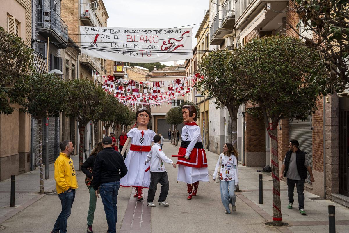 Imatges de l'estrena dels nous gegantons de l'Agrupació Sardanista de Súria, el Miquel i la Maria