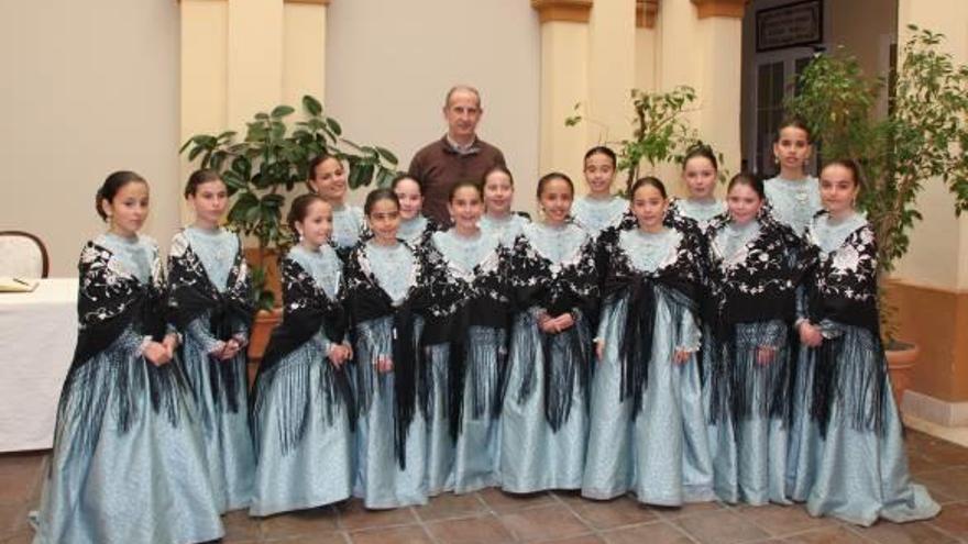 Las clavariesas de la Candelaria junto al alcalde de Manises, Jesús Borràs.