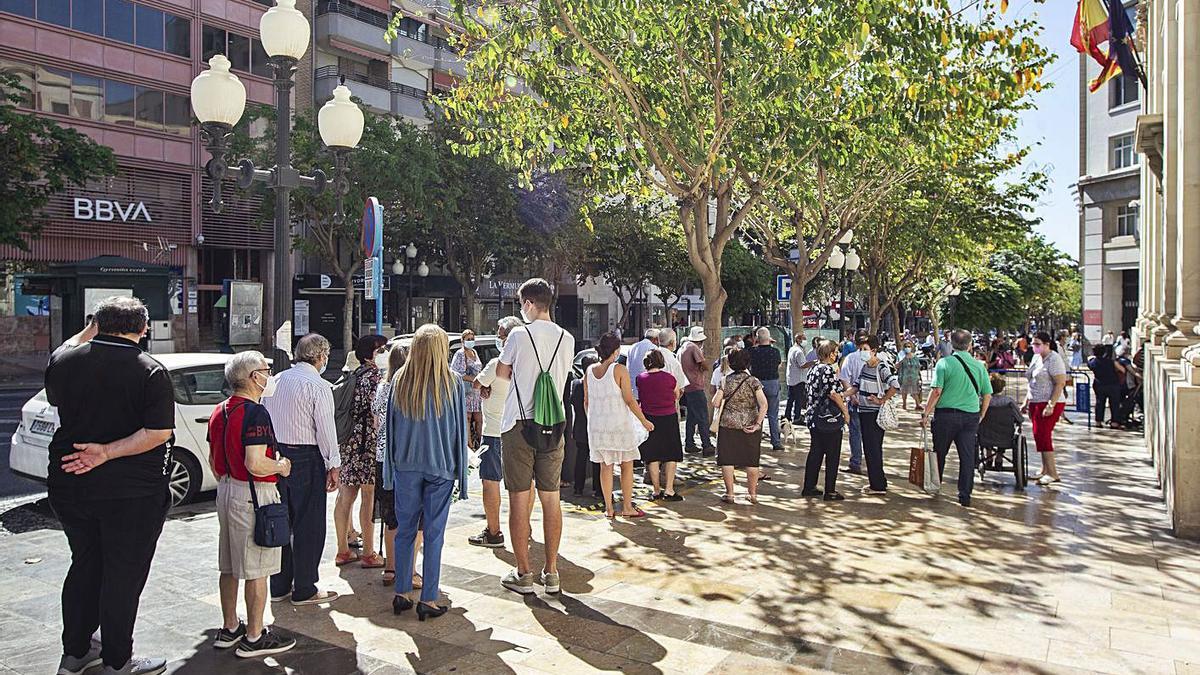 Decenas de personas guardaron cola ayer, en la puerta del Banco de España de Alicante.  | ALEX DOMÍNGUEZ