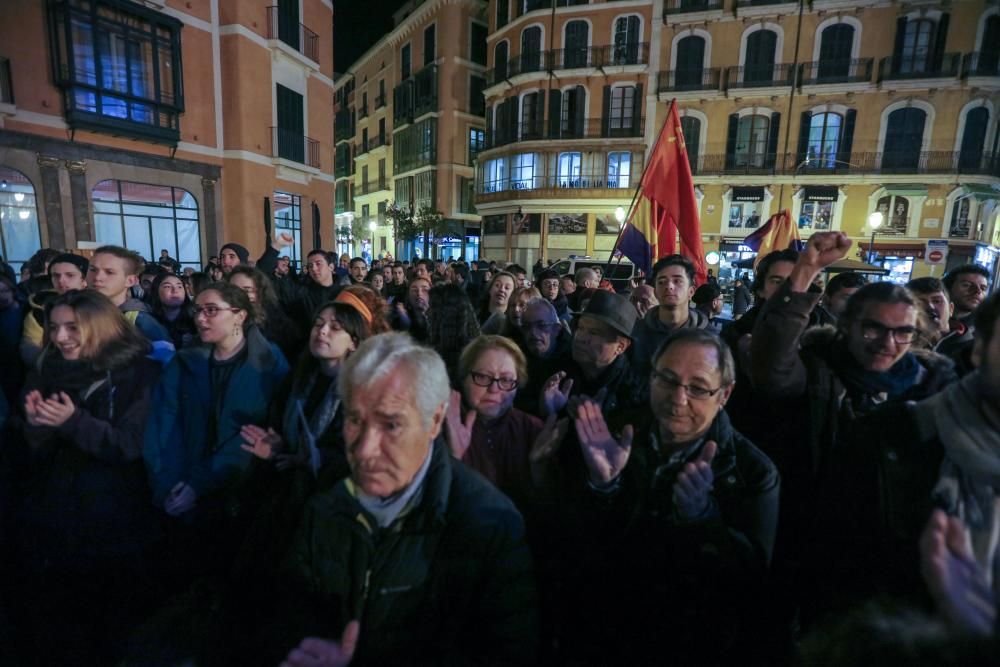 Unas 200 personas apoyan a Valtonyc en la plaza de Cort