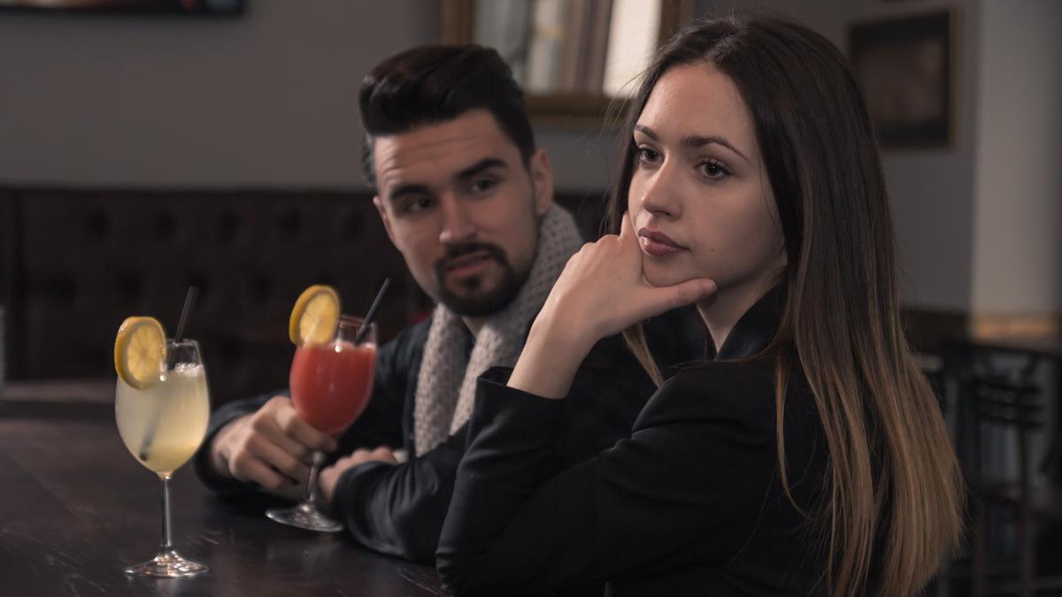 una pareja en un bar