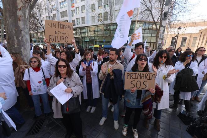 Los médicos valencianos salen a la calle a reclamar mejoras laborales