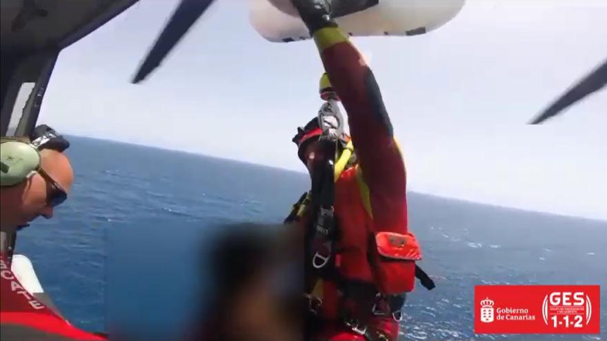 Un helicóptero rescata a un adolescente que cayó al mar en Fuerteventura