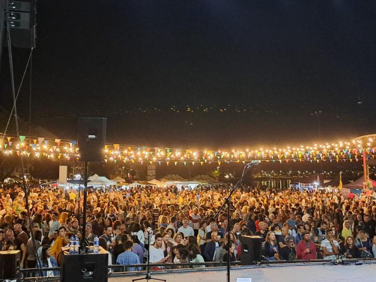 Miles de personas ante el palco en la noche del sábado.   | // FDV
