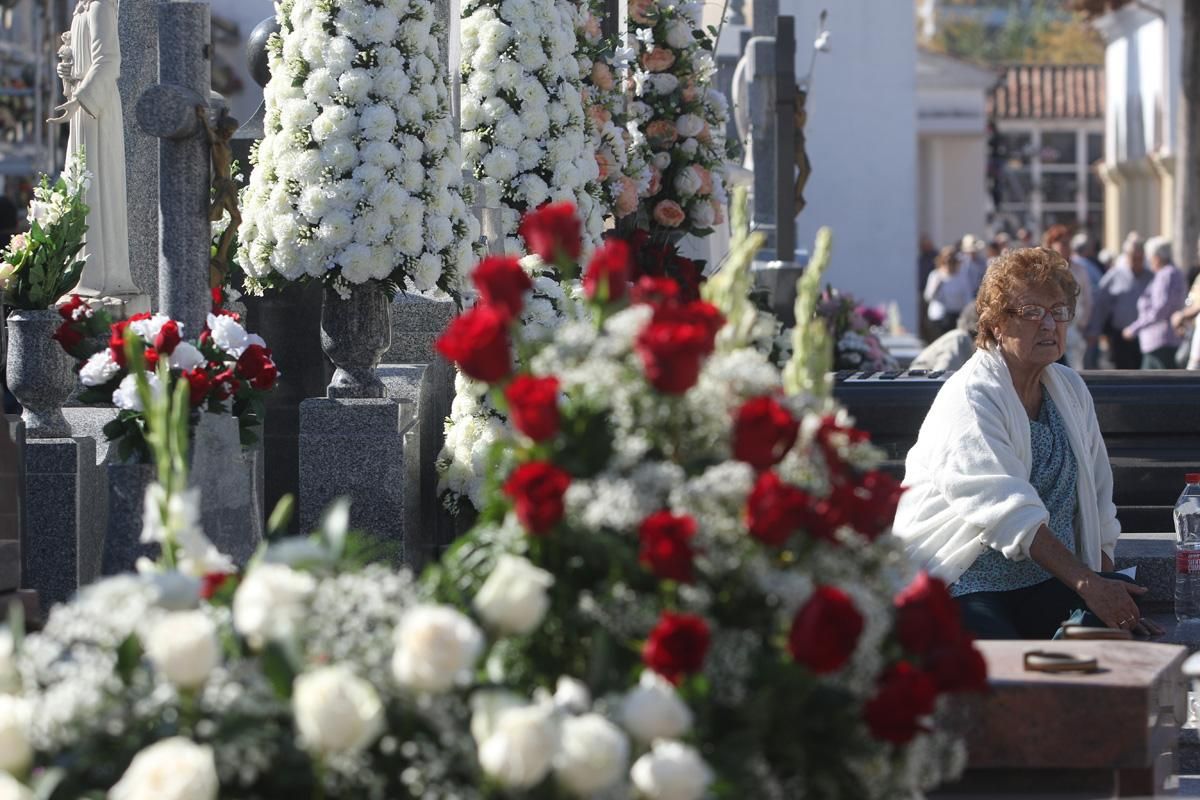 Cientos de cordobeses visitan los cementerios