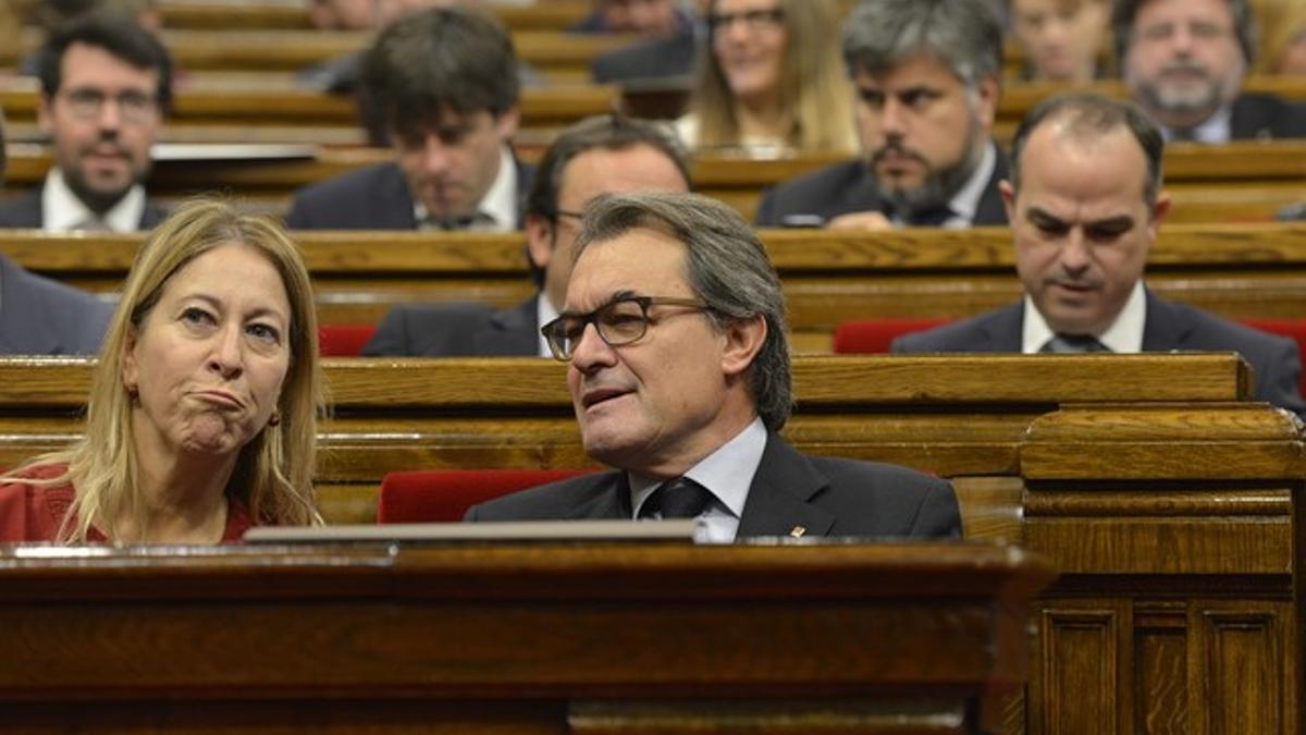Neus Munté, junto a Artur Mas, en el pleno sobre la independencia.