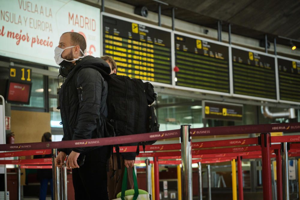 Fotos del aeropuerto de Los Rodeos sin gente por las restricciones. Mascarilla Coronavirus Covid19  | 30/03/2020 | Fotógrafo: Andrés Gutiérrez Taberne