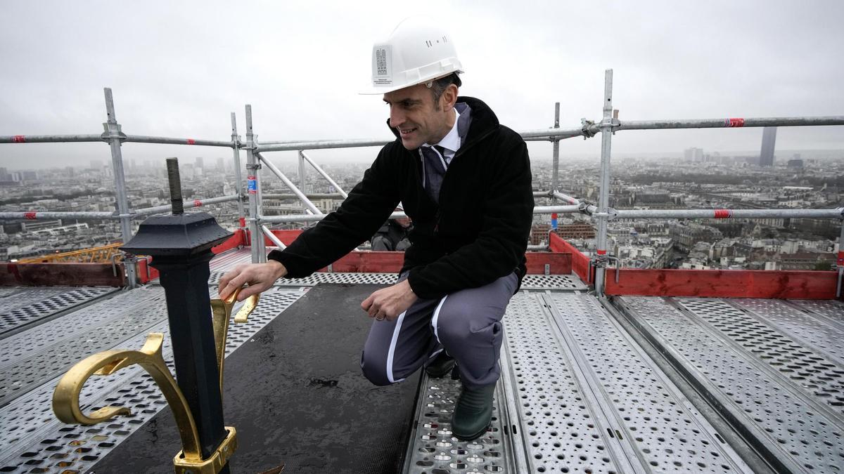 Macron toca la aguja de la Catedral de Notre-Dame.