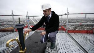 Macron toca la aguja de la Catedral de Notre-Dame.