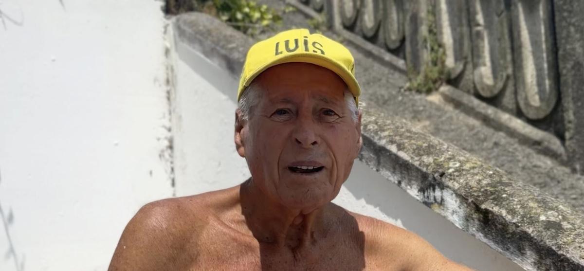 Luis Fernández, conocido como "el capitán de la playa" de San Amaro