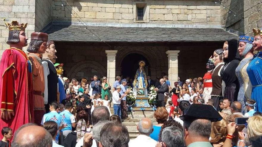 Los gigantes hacen el paseíllo a la Virgen de las Victorias en la salida de la iglesia.