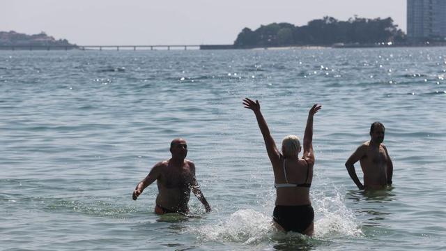 Tres bañistas disfrutan del tiempo de descanso en la playa. |  Alba Villar
