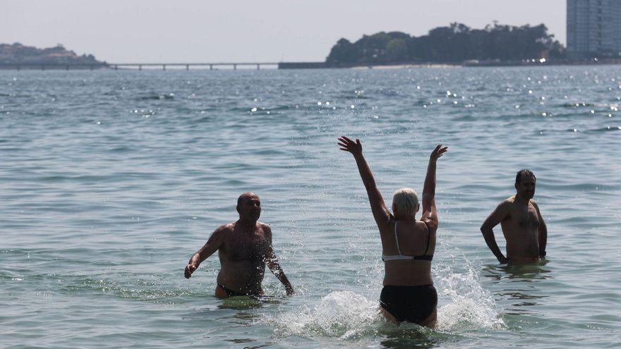 Tres bañistas disfrutan del tiempo de descanso en la playa. | Alba Villar